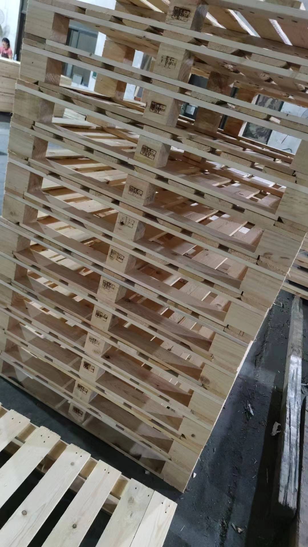 如何选择优质的木托盘与包装箱生产厂家 聚焦生产、质量与成本